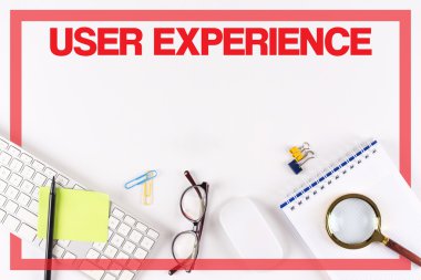 Masa üzerinde çeşitli ofis, banka donatımı