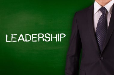 Blackboard karşı ayakta işadamı