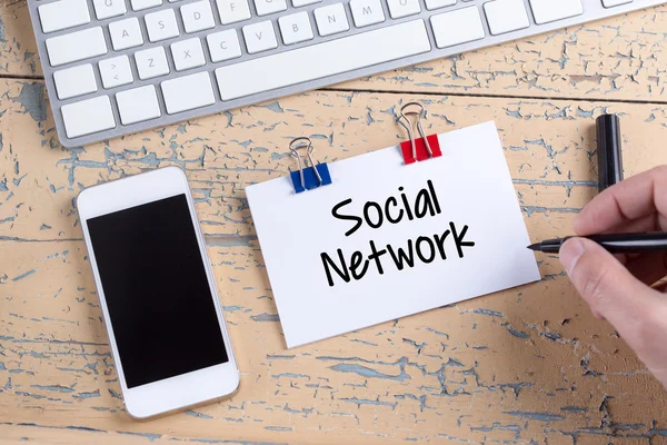 Nota cartacea con testo social network — Foto Stock