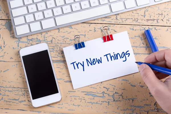 Papier opmerking met smartphone op houten bureau — Stockfoto