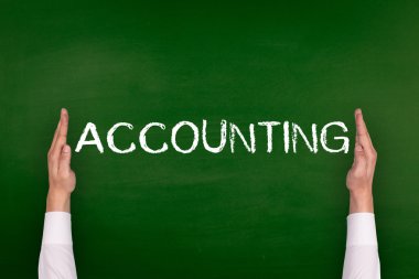 Yazı tahtası üzerinde gösterilen eller