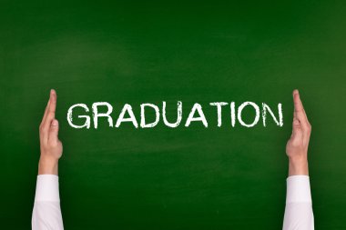 Yazı tahtası üzerinde gösterilen eller