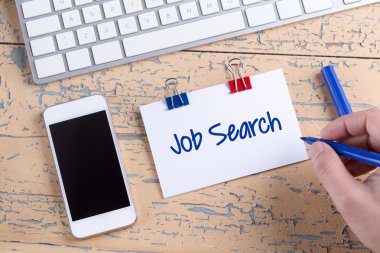 Kağıt Not ile smartphone ahşap masa