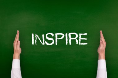 Yazı tahtası üzerinde gösterilen eller