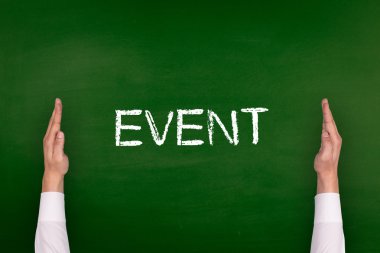 Yazı tahtası üzerinde gösterilen eller