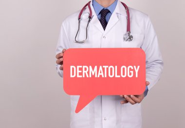 Konuşma balonu tutan doktor