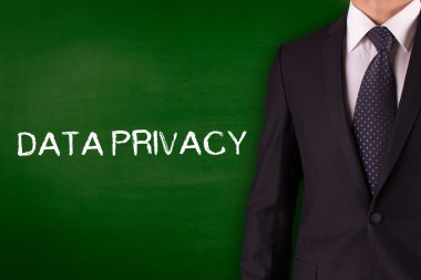 Blackboard karşı ayakta işadamı