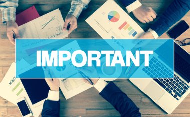 Birlikte masanın üzerinde çalışan iş adamları