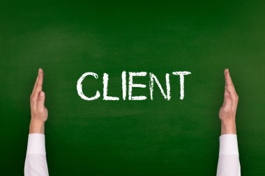 Yazı tahtası üzerinde gösterilen eller