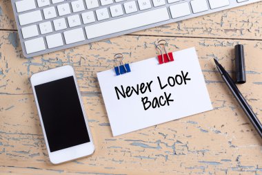 Cep telefonu ve kağıt Not