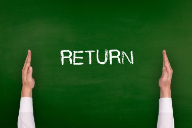 Yazı tahtası üzerinde gösterilen eller