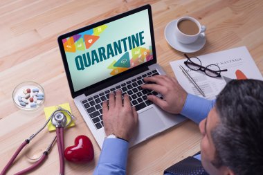 Doktor laptopta çalışıyor.