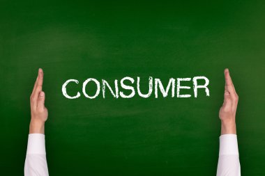 Yazı tahtası üzerinde gösterilen eller