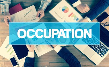 Birlikte masanın üzerinde çalışan iş adamları