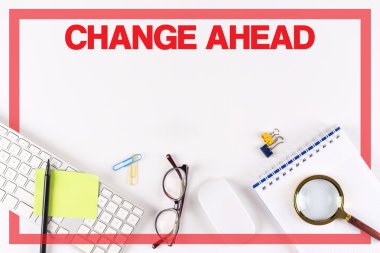 Masa üzerinde çeşitli ofis, banka donatımı