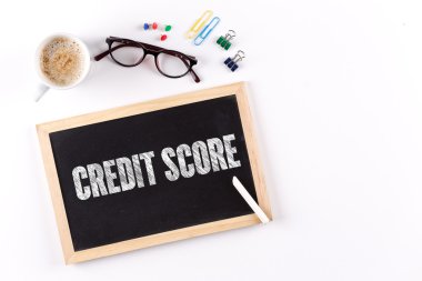 Kara tahta kahve fincanı ile