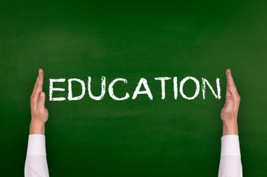 Yazı tahtası üzerinde gösterilen eller