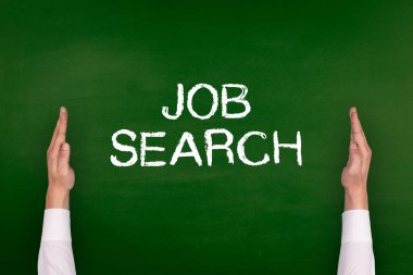 Yazı tahtası üzerinde gösterilen eller