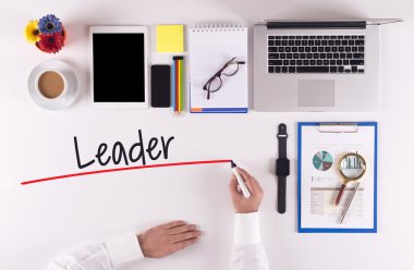 İşadamı marker ile masanın üstüne yazma