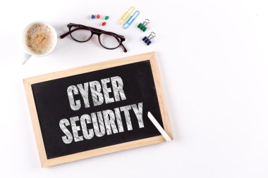 Kara tahta kahve fincanı ile