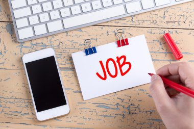 Kağıt Not ile smartphone ahşap masa