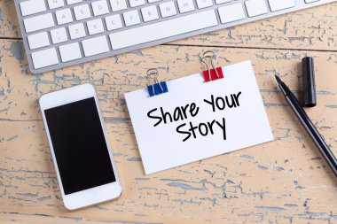 Kağıt Not ile smartphone ahşap masa