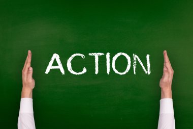 Yazı tahtası üzerinde gösterilen eller