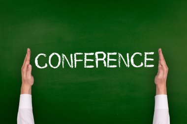 Yazı tahtası üzerinde gösterilen eller