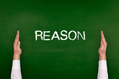 Yazı tahtası üzerinde gösterilen eller