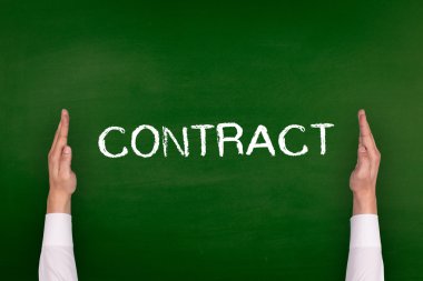 Yazı tahtası üzerinde gösterilen eller