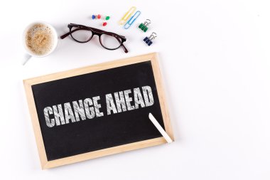 Kara tahta kahve fincanı ile