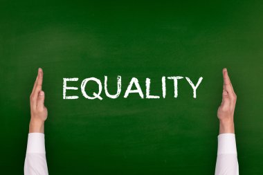 Yazı tahtası üzerinde gösterilen eller