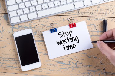 Kağıt Not ile smartphone ahşap masa