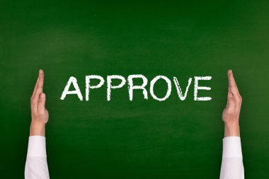 Yazı tahtası üzerinde gösterilen eller