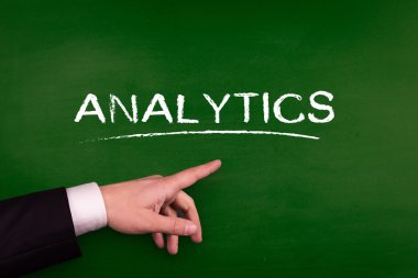 Analitik işaret eden işadamı