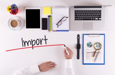 İşadamı marker ile masanın üstüne yazma