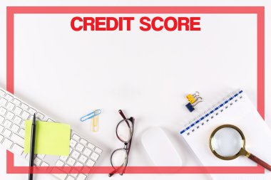 Masa üzerinde çeşitli ofis, banka donatımı