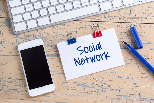 Nota cartacea con testo social network — Foto Stock