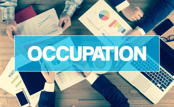 Birlikte masanın üzerinde çalışan iş adamları