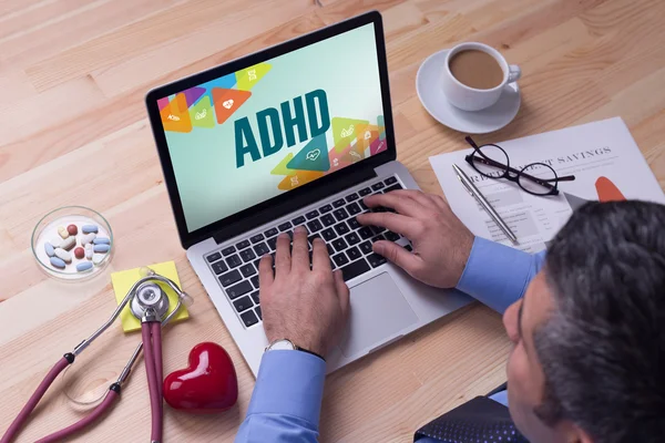 Doctor working on laptop — Stock Photo, Image