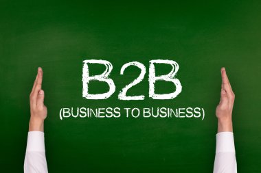 Yazı tahtası üzerinde gösterilen eller