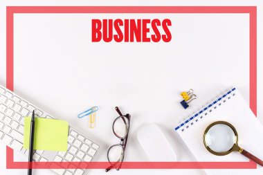 Masa üzerinde çeşitli ofis, banka donatımı