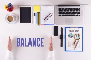 Masanın üzerinde çalışan iş adamı