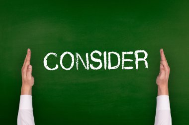 Yazı tahtası üzerinde gösterilen eller