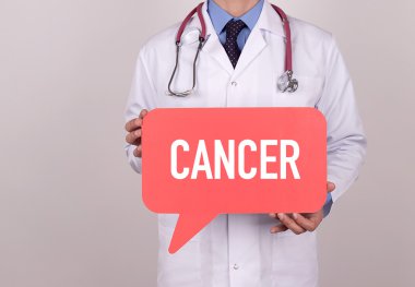 Konuşma balonu tutan doktor