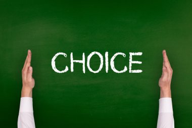 Yazı tahtası üzerinde gösterilen eller