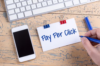 Kağıt Not ile smartphone ahşap masa