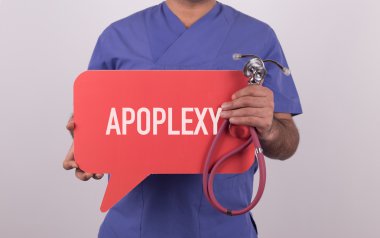 Ayakta ve konuşma balonu tutan doktor