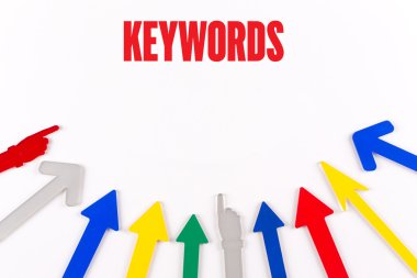 Renkli oklar merkeze gösterilen