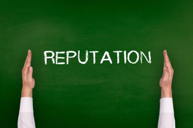 Yazı tahtası üzerinde gösterilen eller